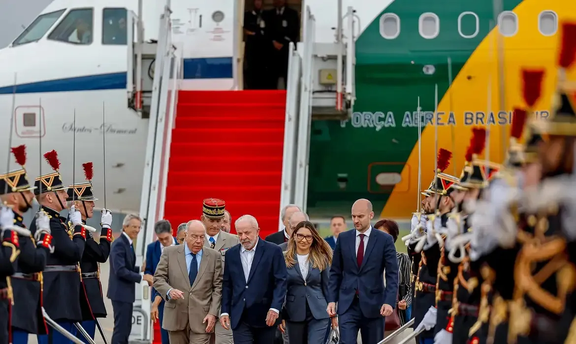 Lula chega a Paris para visita de Estado e encontro com empresários