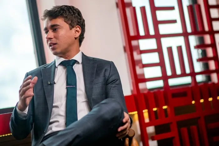 Nikolas Ferreira reage à prisão de Zambelli e critica decisão de Moraes