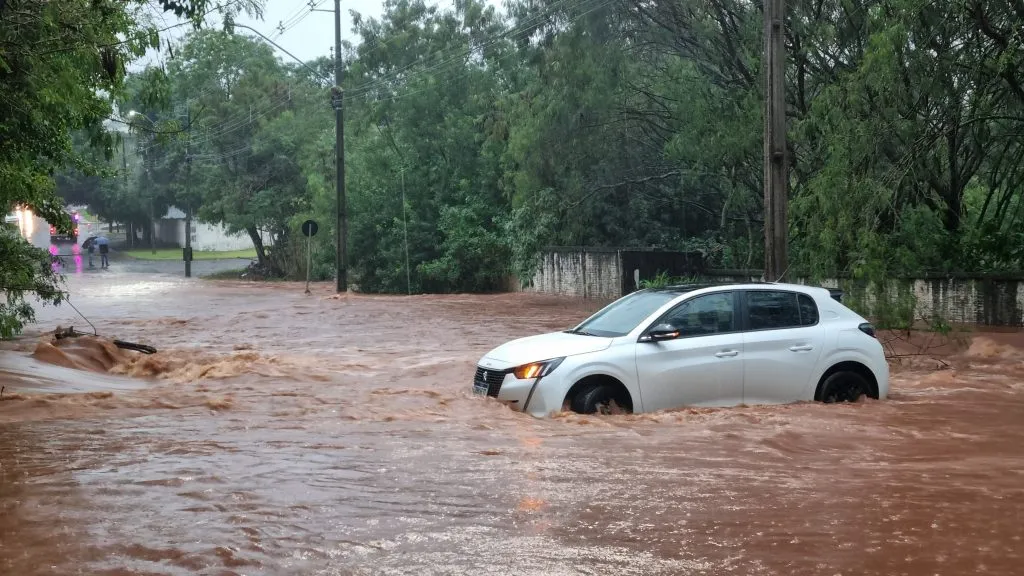 Temporal provoca alagamentos e arrasta carro em Cascavel