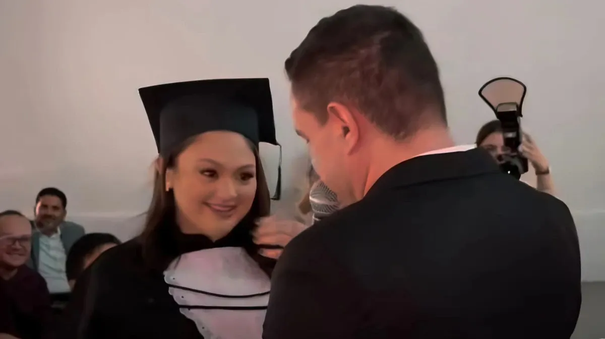 Professor pede aluna em casamento durante colação de grau e divide opiniões