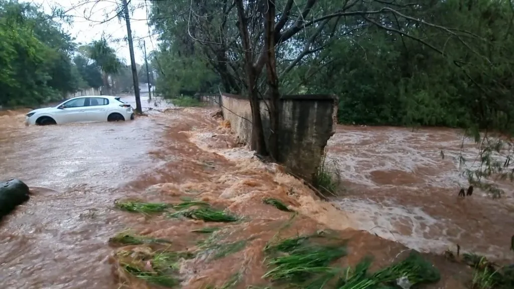 Chuva forte provoca alagamentos e falta de energia elétrica em vários pontos de Cascavel