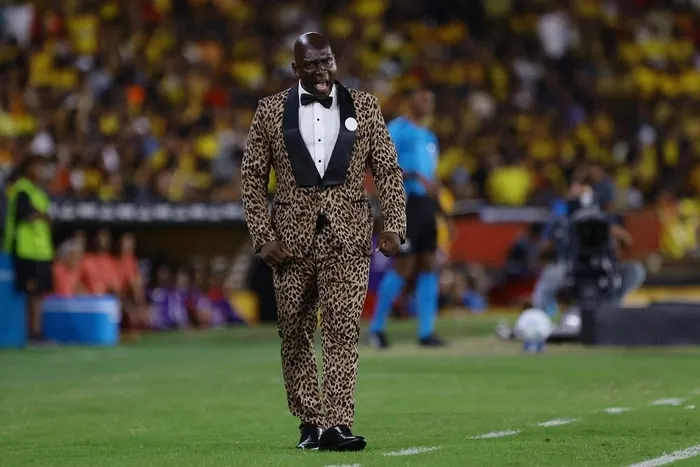 Técnico viraliza com terno de “oncinha” e leva multa de R$ 280 mil da Conmebol