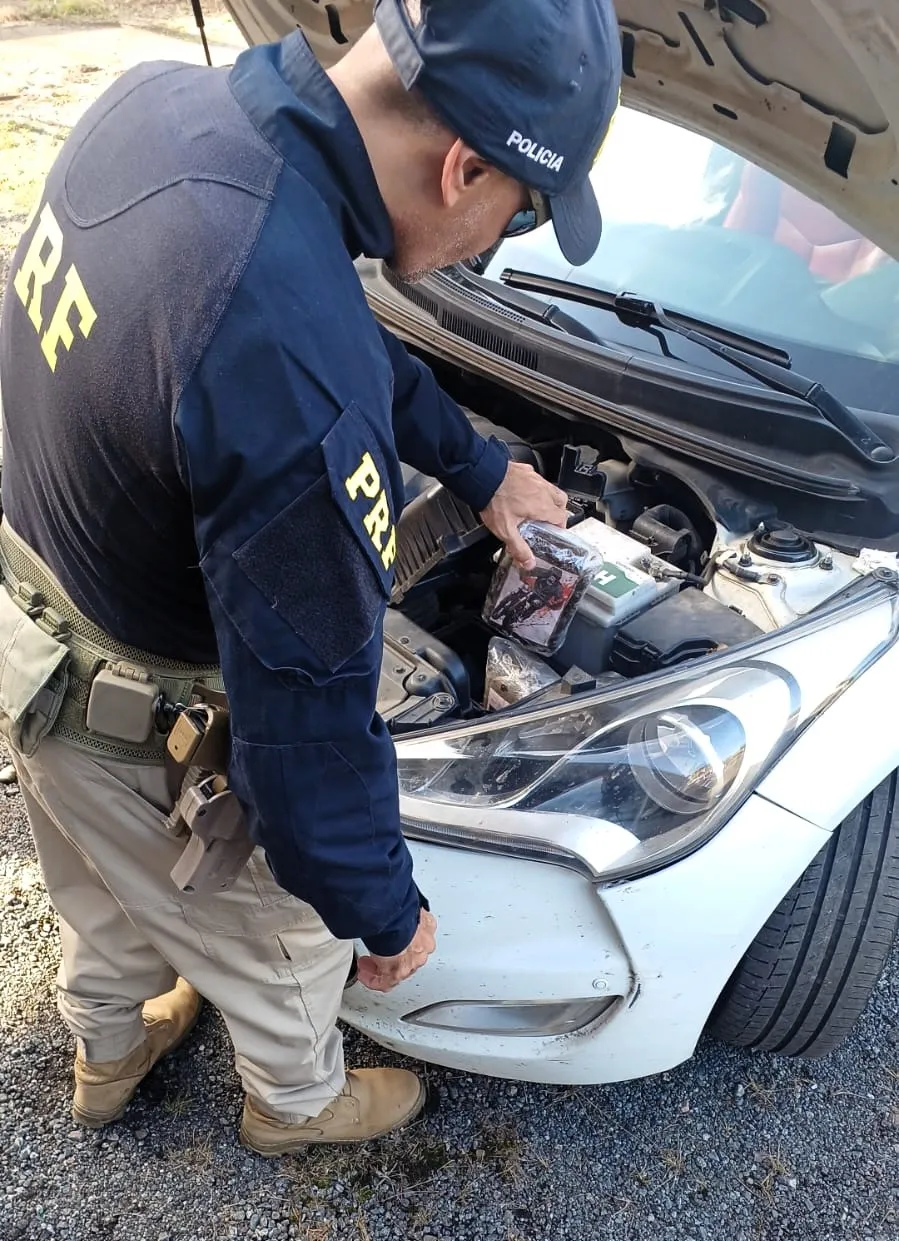 PRF encontra haxixe importado escondido em motor de carro na BR-101