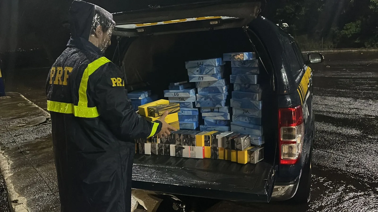 PRF apreende carga “milionária” de eletrônicos escondidos em fundo falso de caminhão na BR-277