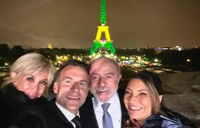 Macron publica selfie com Lula diante da Torre Eiffel iluminada de verde e amarelo