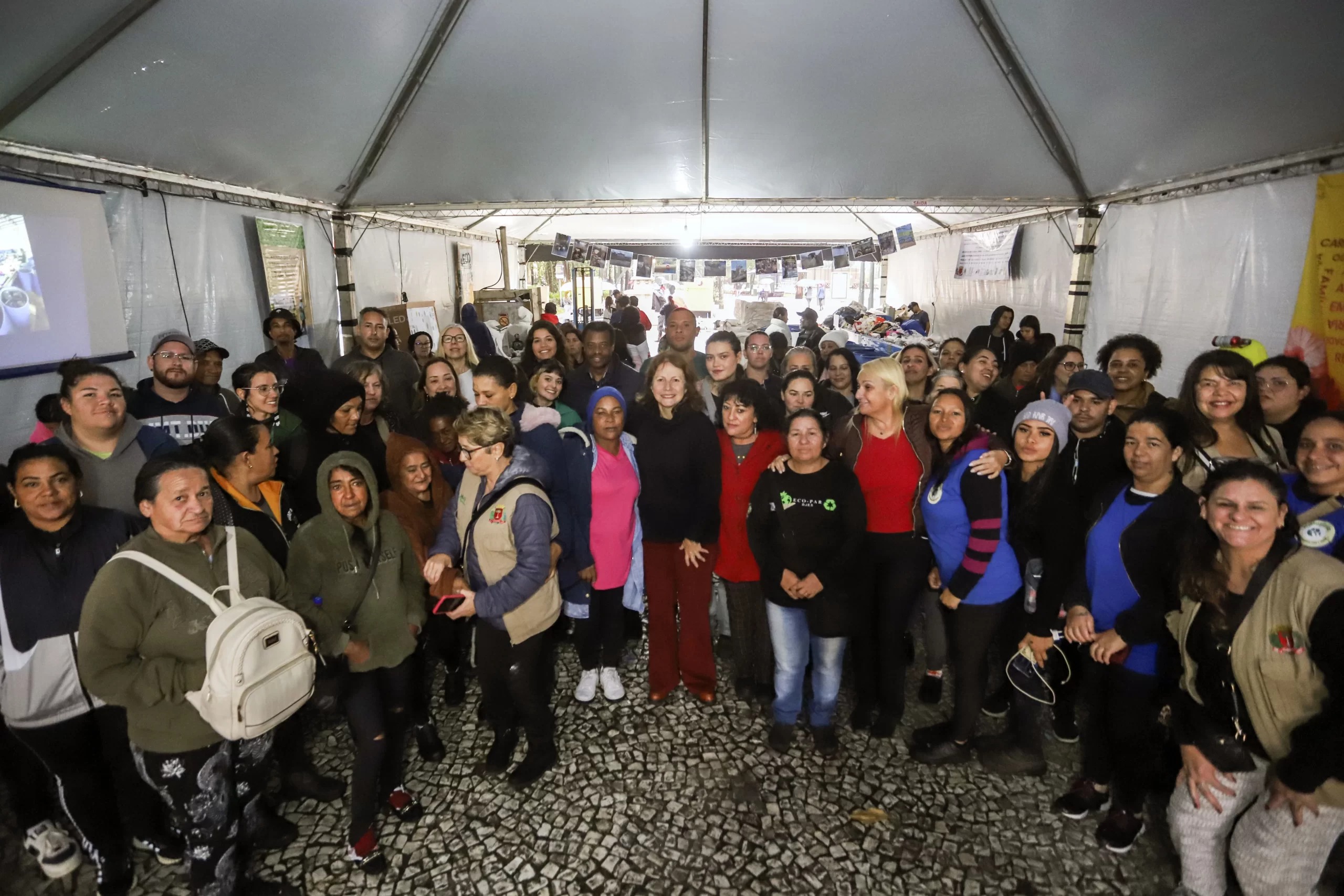 Catadores do Ecocidadão montam esteira e dão aula sobre separação de resíduos no Calçadão da XV