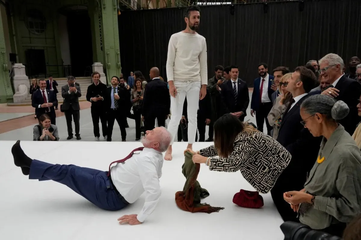 Lula tenta reproduzir movimentos de acrobatas durante exposição na França