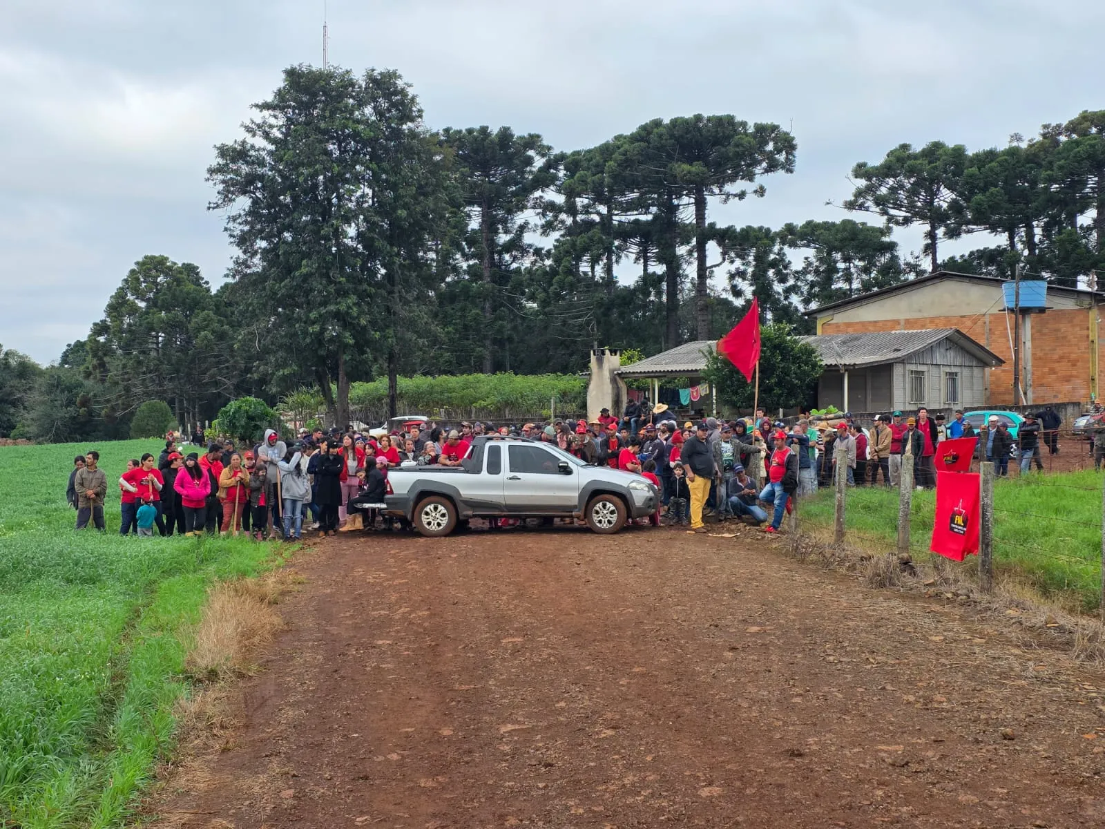 Famílias da FNL invadem fazenda em Quedas do Iguaçu; Polícia acompanha situação