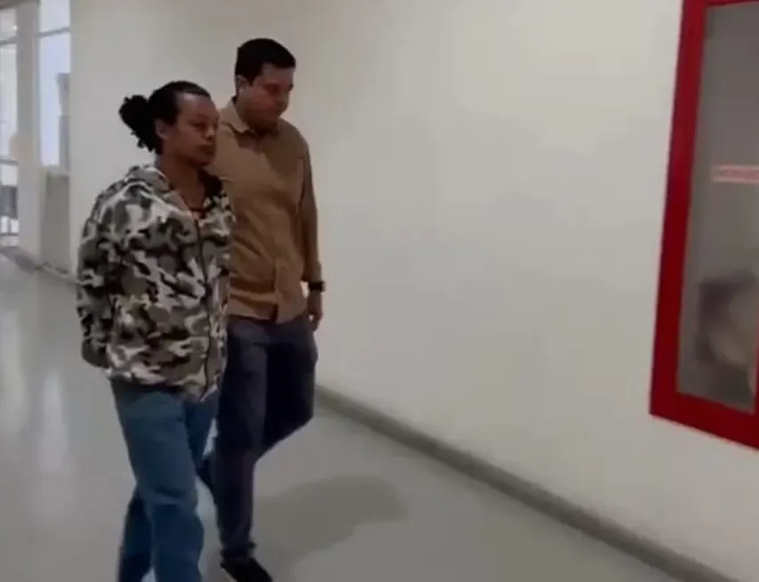 Homem mata esposa após se apaixonar pelo genro de 17 anos