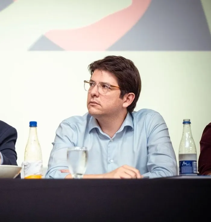 Pré-candidato à presidência da Colômbia é baleado durante ato político em Bogotá