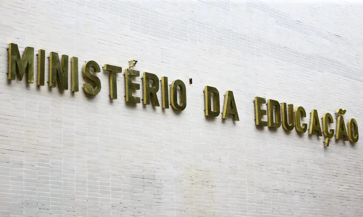 MEC libera acúmulo de benefícios para estudantes de graduação