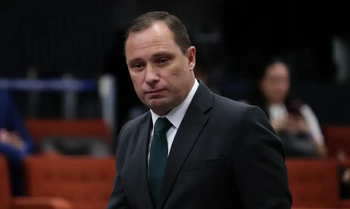 Moraes decreta prisão de Cid, mas revoga logo em seguida