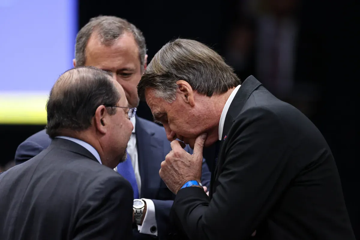 Cumprimento a Cid, anotações e risos: como Bolsonaro reagiu a depoimentos no STF