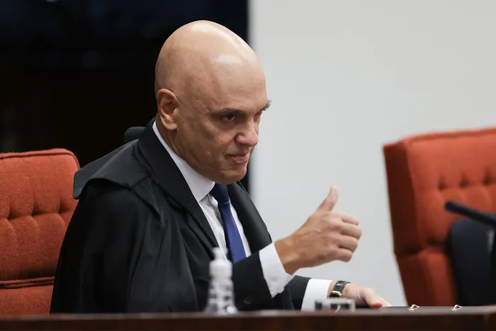 Advogado de Heleno faz pedido inusitado e arranca risos de Moraes