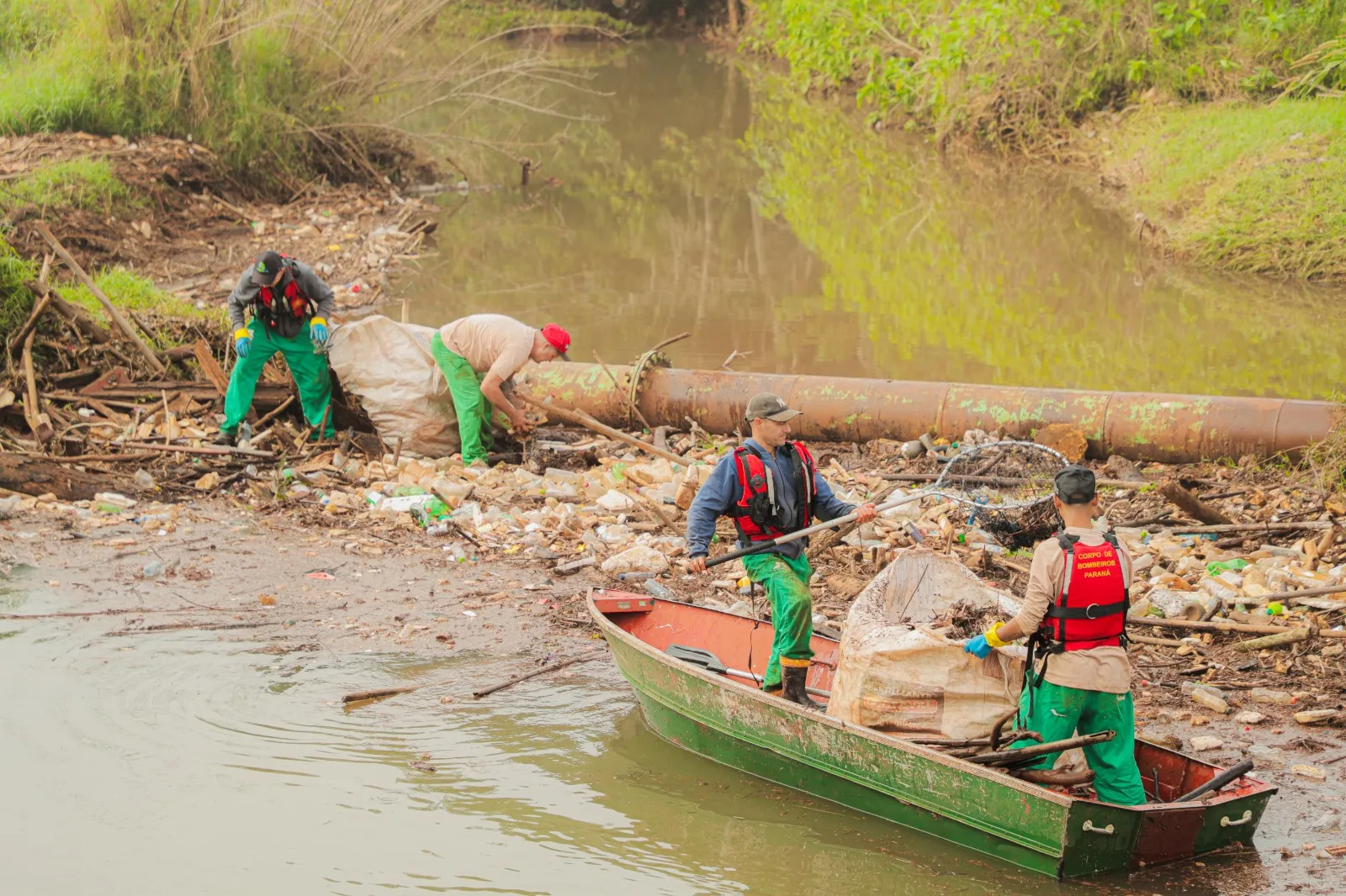 Secretaria de Meio Ambiente faz força-tarefa para limpeza de Rio Quati