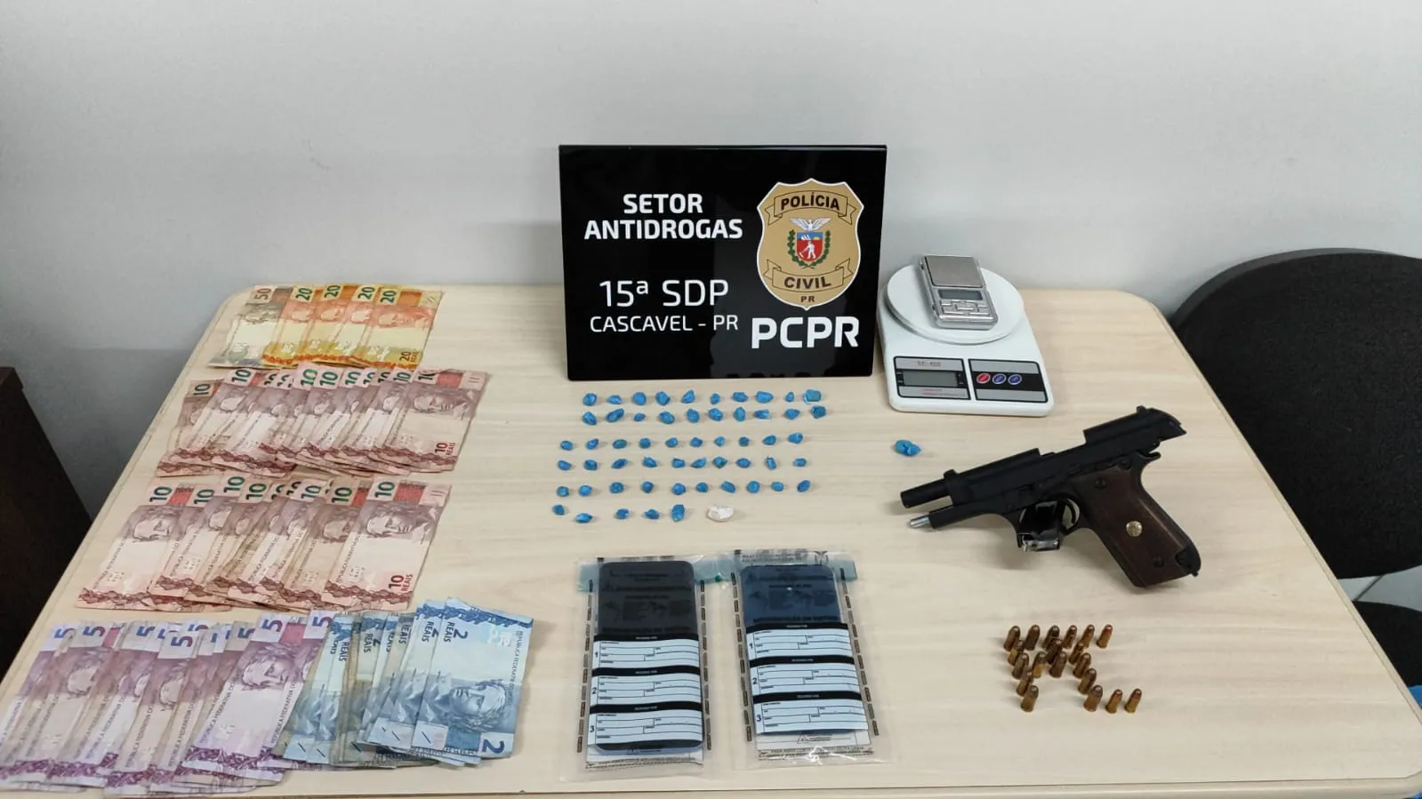 Polícia Civil prende três por tráfico de drogas e apreende arma de fogo em Cascavel