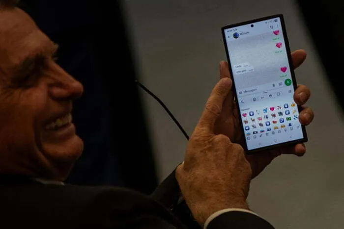 Michelle envia mensagens carinhosas a Bolsonaro durante interrogatório no STF