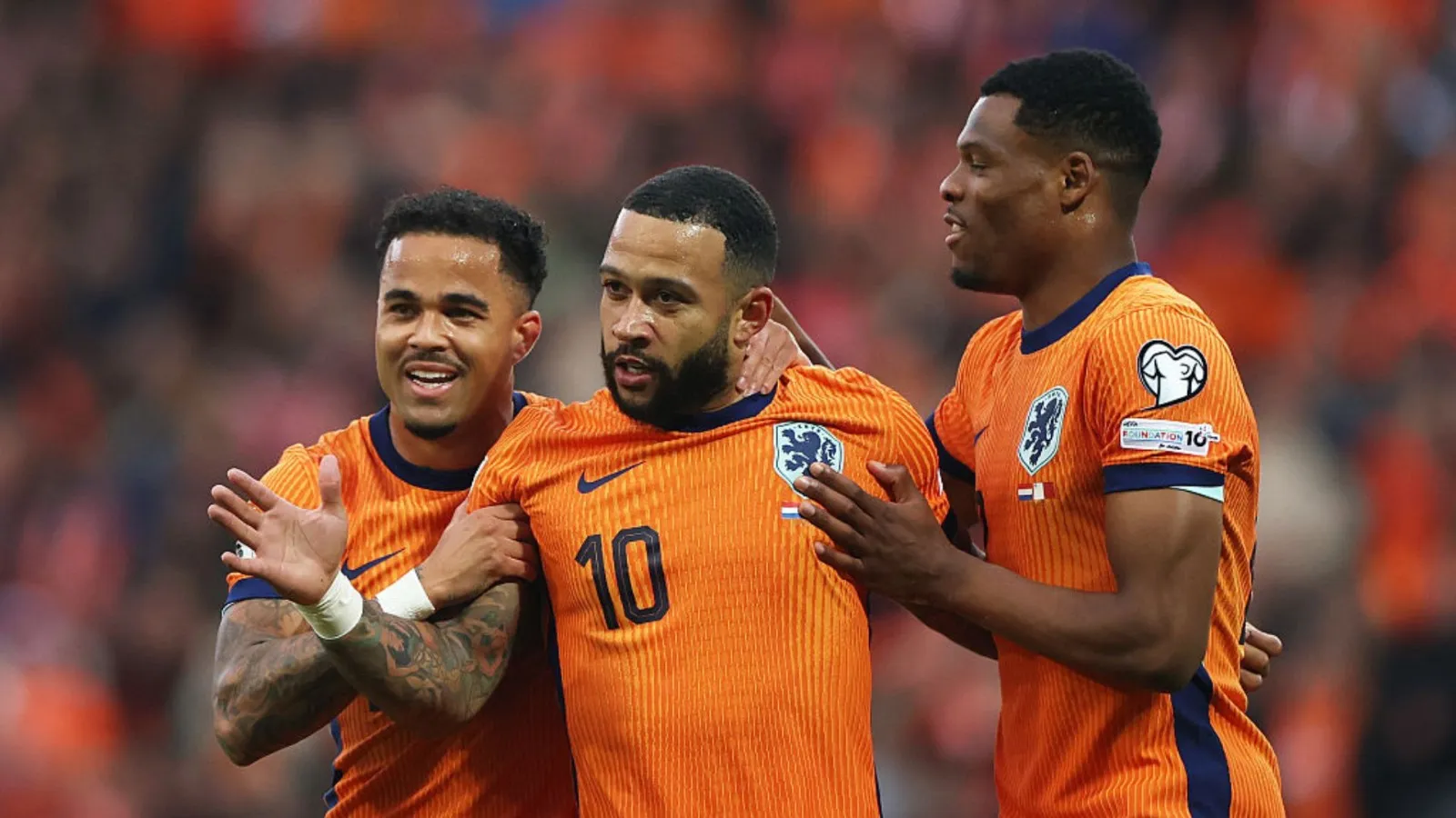 Memphis iguala Van Persie como maior artilheiro da história da Holanda