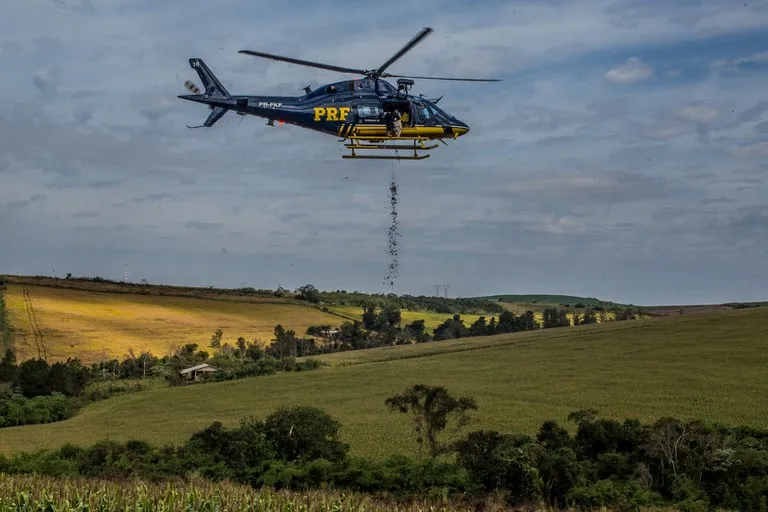 Helicóptero da PRF lança 10 toneladas de sementes para reflorestar áreas da Mata Atlântica no Paraná