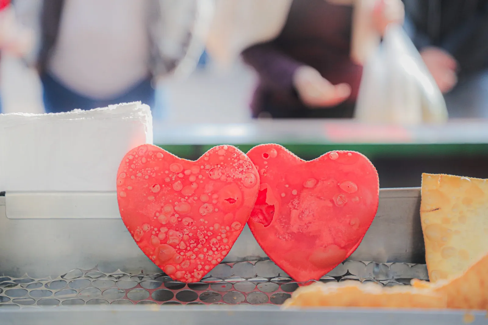 Feira do Produtor entra no clima de Dia dos Namorados com pastel em formato de coração