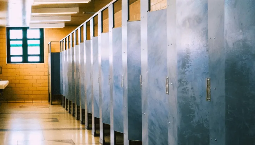 Faxineira obrigada a limpar ofensa contra si em banheiro será indenizada