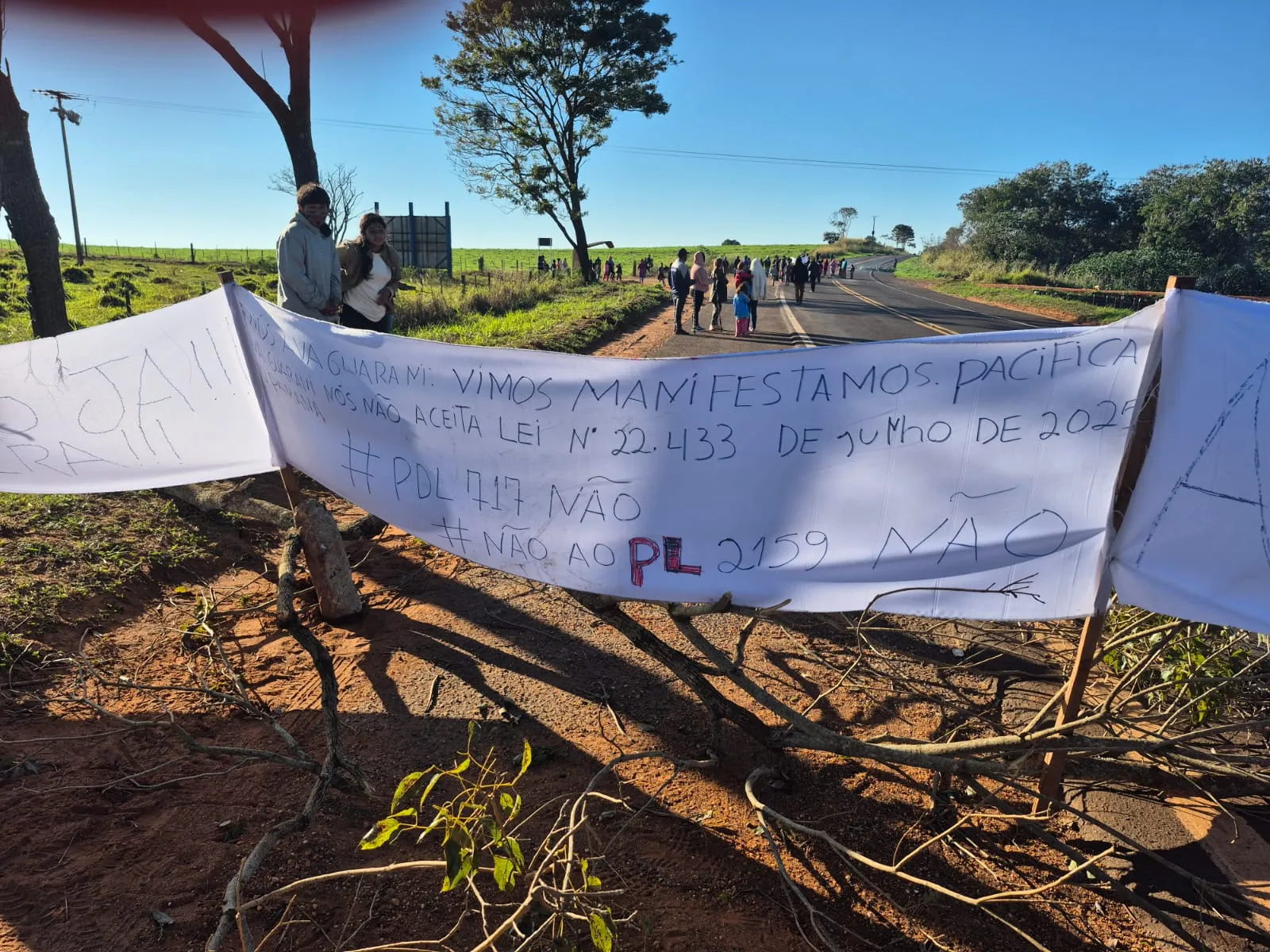 Indígenas interditam trecho da BR-272 em Terra Roxa em protesto por demarcação de terras