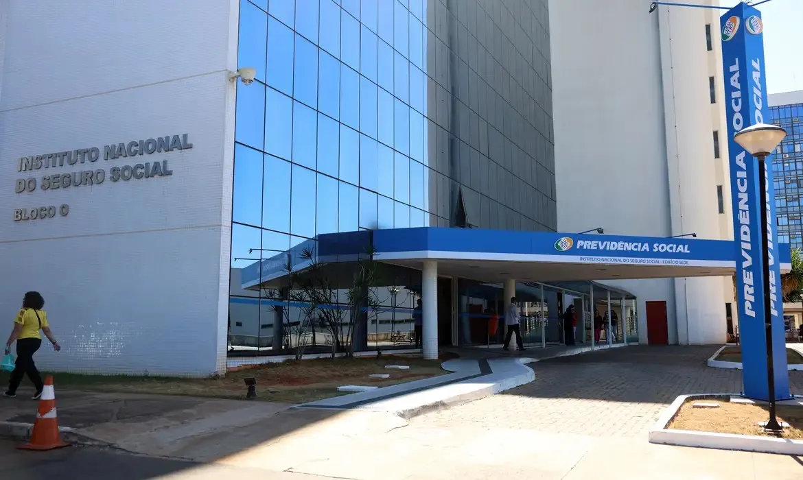 INSS: Justiça bloqueia R$ 2,8 bi de envolvidos em descontos ilegais
