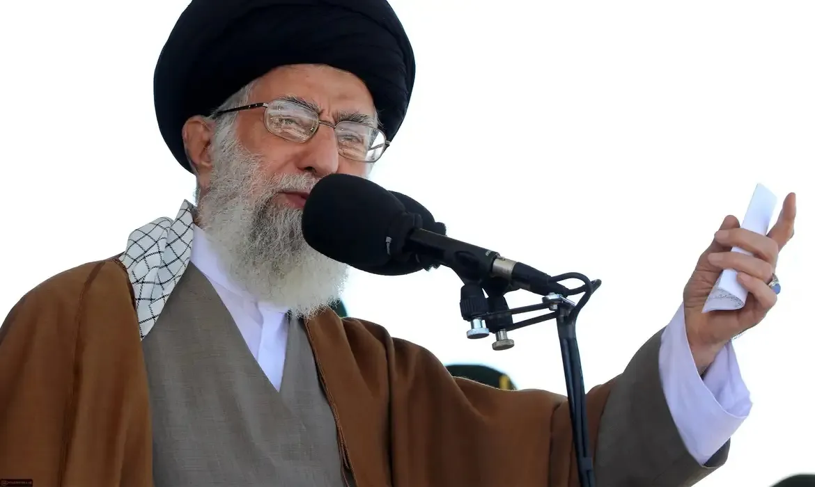 Aiatolá do Irã promete punição “amarga e dolorosa” contra Israel