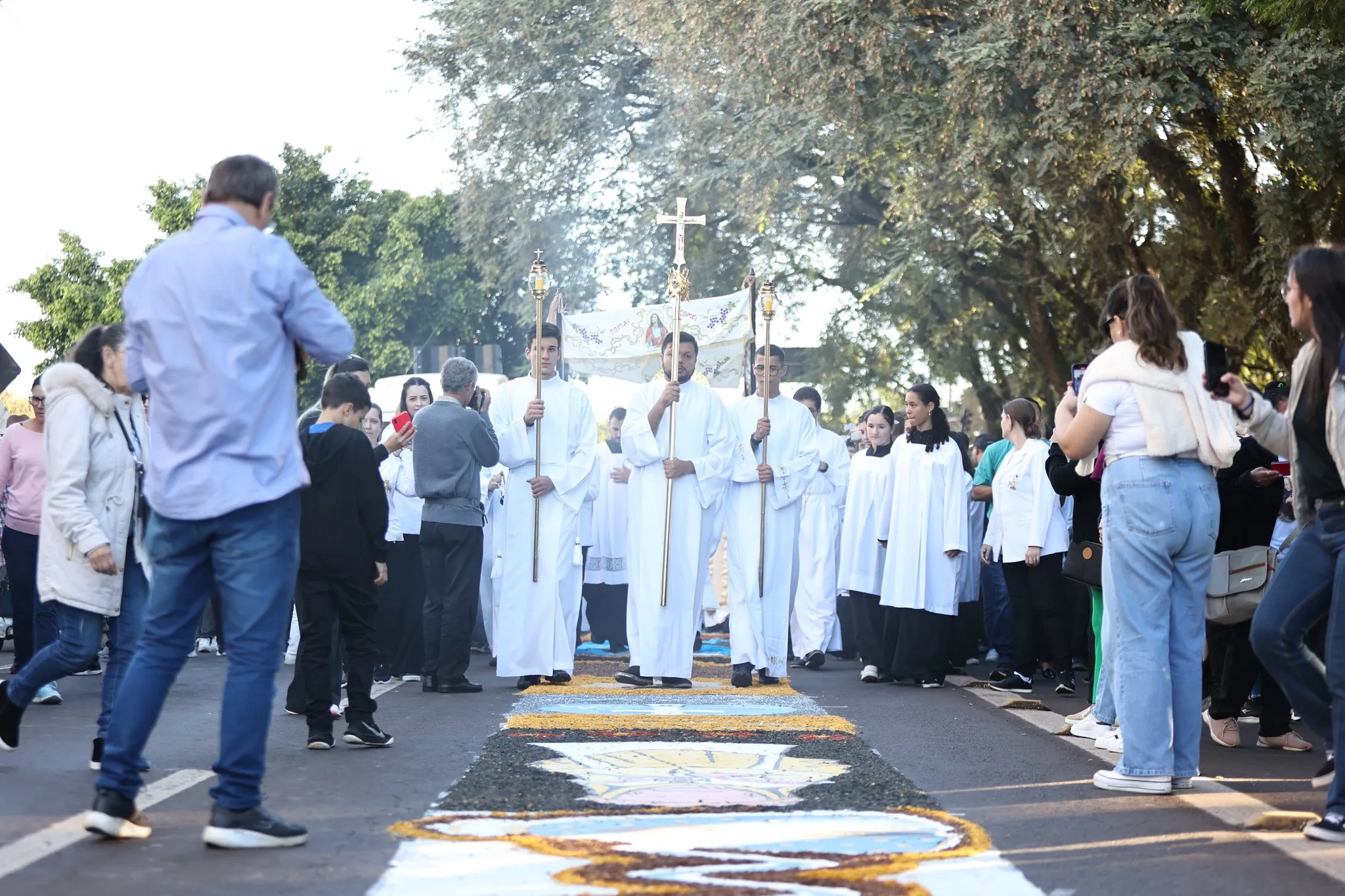 Corpus Christi: Tapetes coloridos voltam a encantar a Avenida Brasil