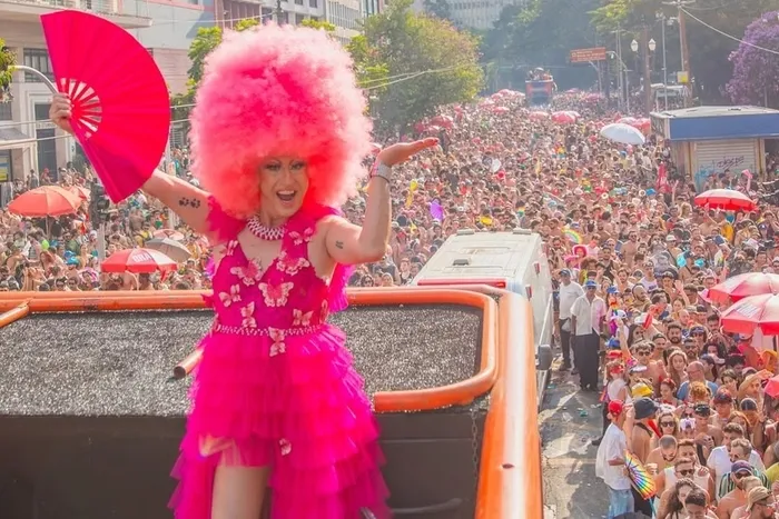Executivo de 60 anos abandona carreira para virar drag queen