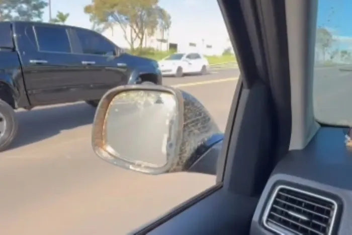 Motorista se filma em racha a 185 km/h: “Ó, com uma mão hein?”