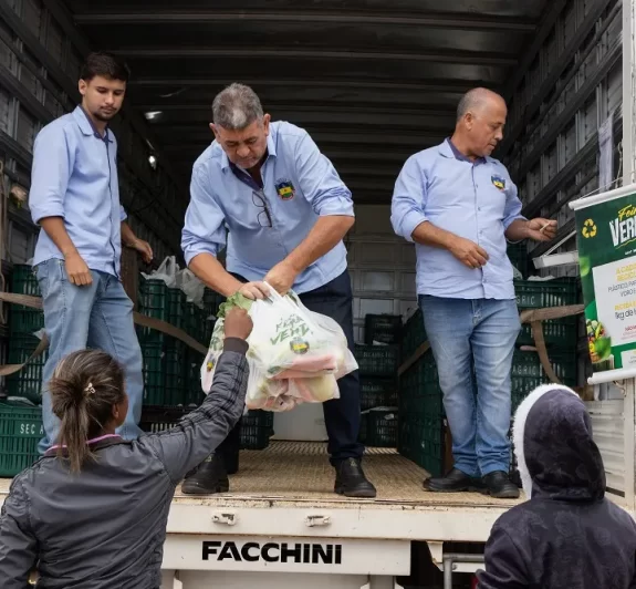 Feira Verde troca quase 20 toneladas de recicláveis por alimentos em maio