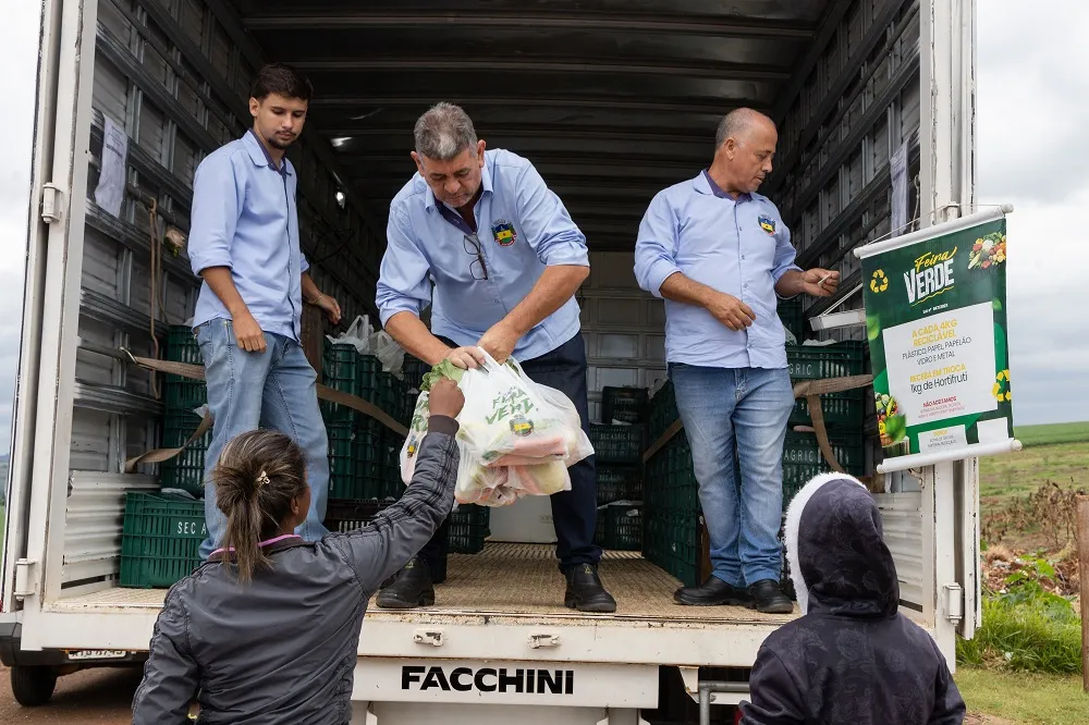 Feira Verde troca quase 20 toneladas de recicláveis por alimentos em maio