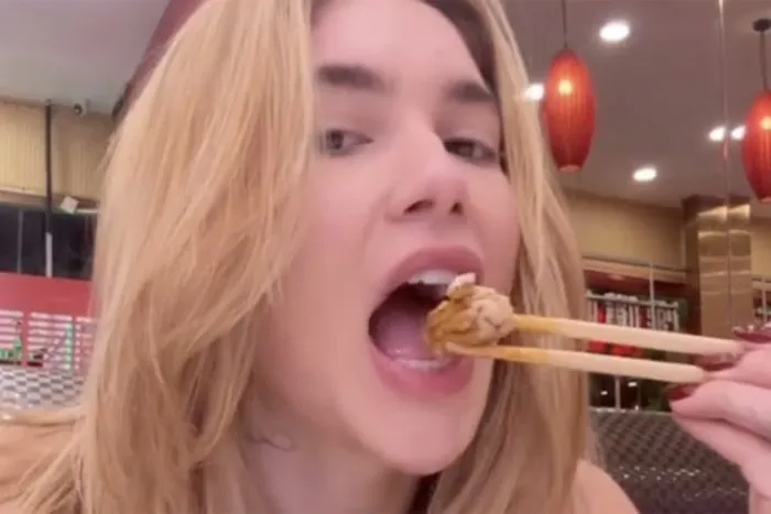 Virgínia Fonseca prova cérebro em restaurante na China: “Textura estranha, mas apimentado”