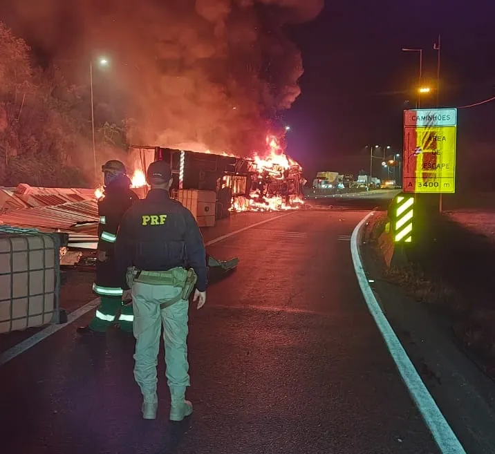 Caminhão tomba, pega fogo e motorista morre