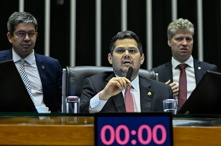 Alcolumbre lê pedido e oficializa CPMI para investigar fraudes no INSS