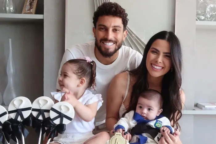 Esposa de Alex Telles sofre acidente de carro nos EUA: “Chocados”