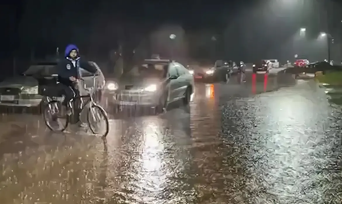 Chuva acima do esperado alaga ruas e causa transtornos em Canoas