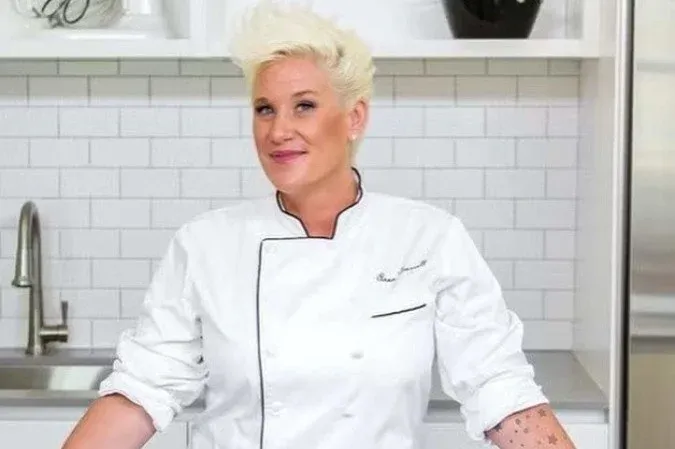 Morre Anne Burrell, chef e apresentadora de reality shows culinários, aos 55 anos