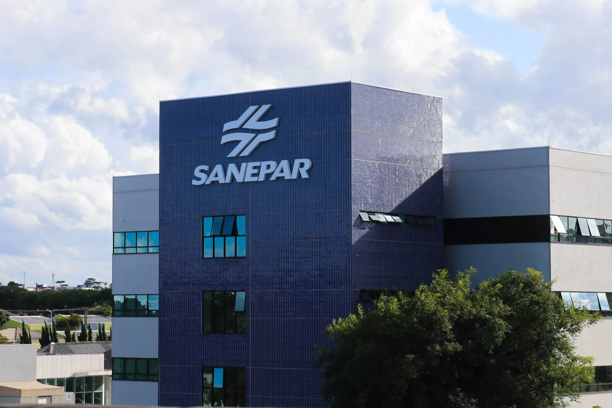 Servidor da Sanepar é preso em Ponta Grossa por desviar R$ 215 mil e usar atestados falsos para encobrir o crime