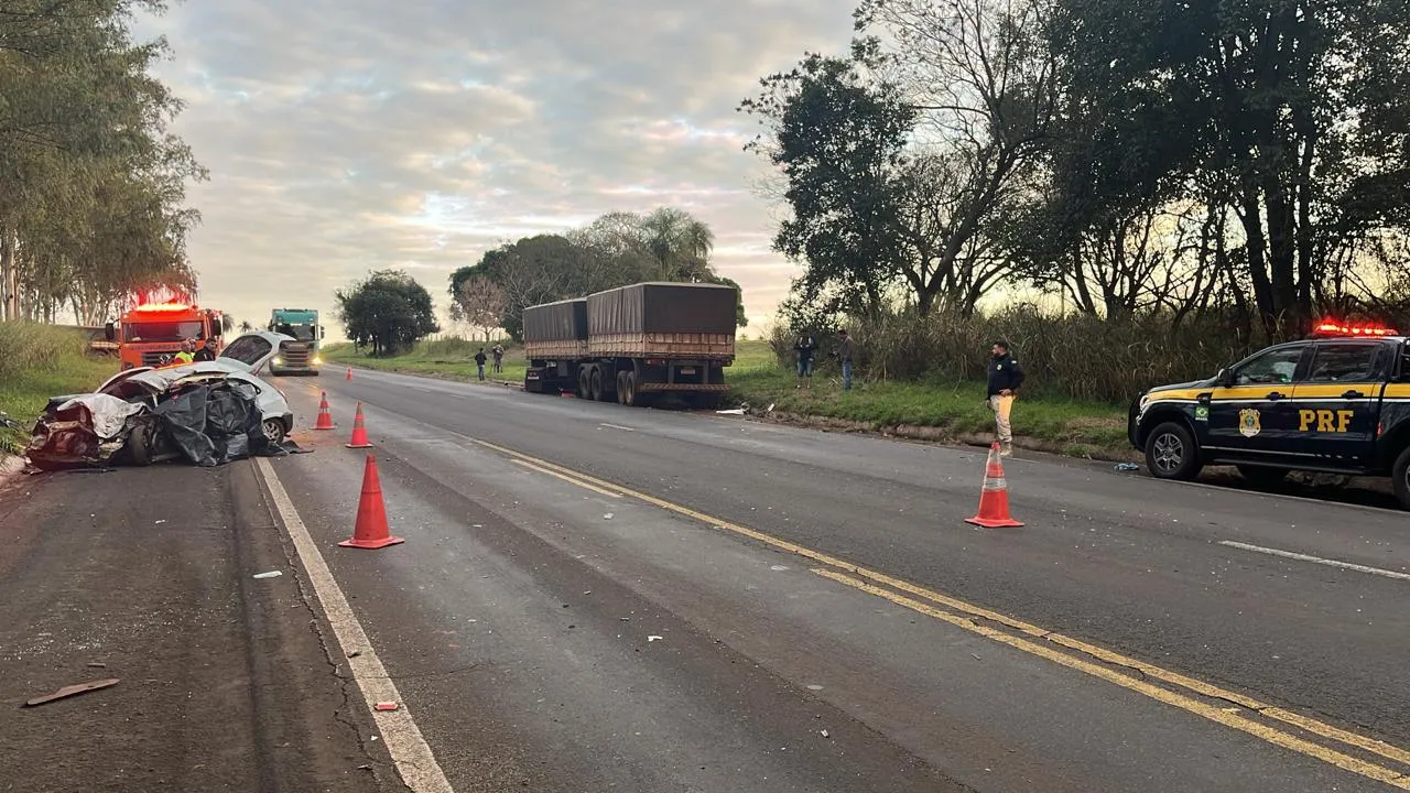 Colisão frontal na BR-376 deixa duas pessoas mortas