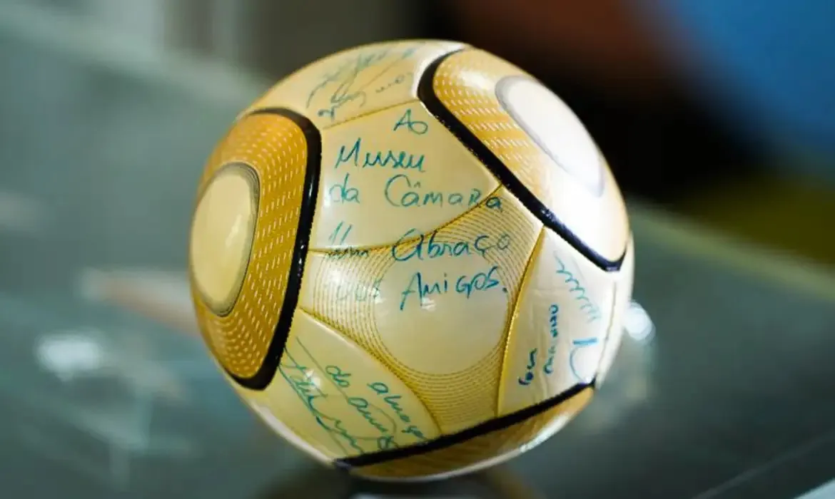 Moraes vota por condenar acusado de furtar bola autografada por Neymar