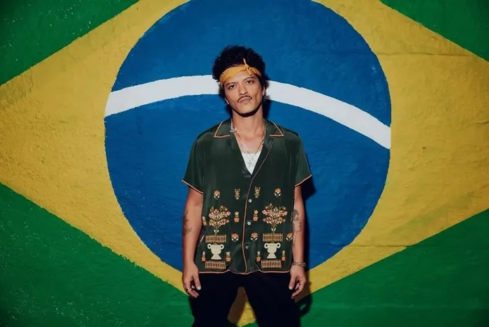 Bruno Mars é acusado de apropriação cultural após lançar funk inspirado no Brasil