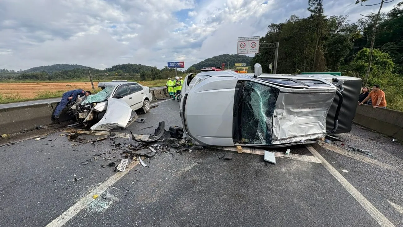 Engavetamento com três veículos na BR-101 termina com morte de mulher