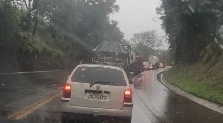 Queda de barreira interdita parcialmente a BR-277 entre Cantagalo e Virmond