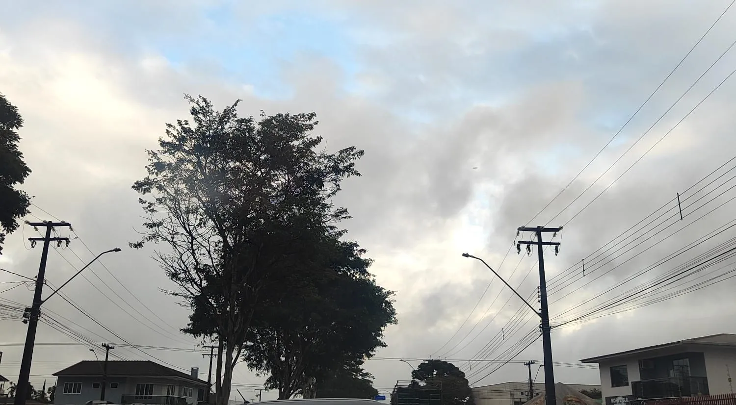 Frio, chuva e vento forte marcam início da semana em Cascavel; geada é prevista para terça-feira