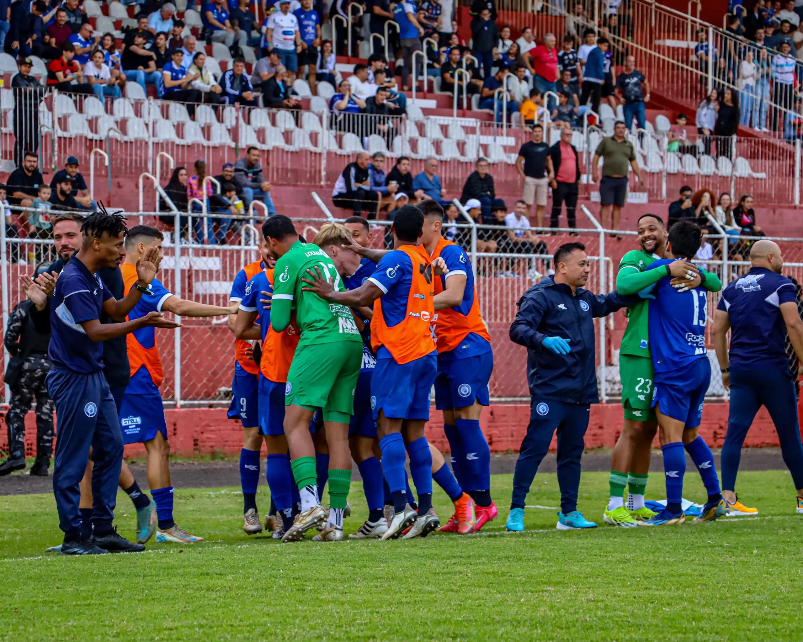 Foz vence mais uma e chega à semifinal com recorde de vitórias