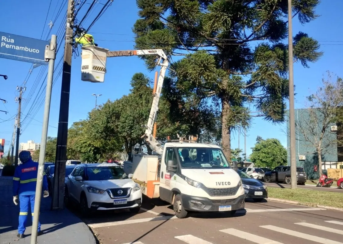 Copel inicia operação para retirar fios soltos e irregulares em Cascavel