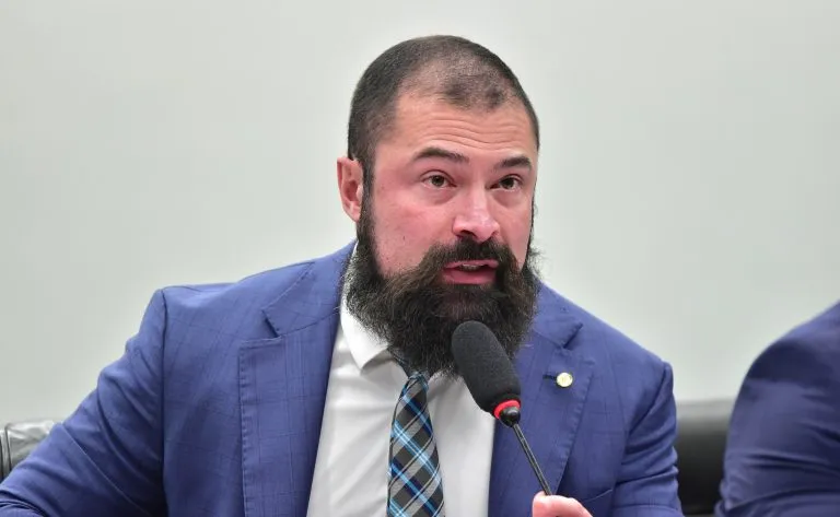 Comissão aprova projeto que reduz para 18 anos a idade mínima para compra de arma de fogo