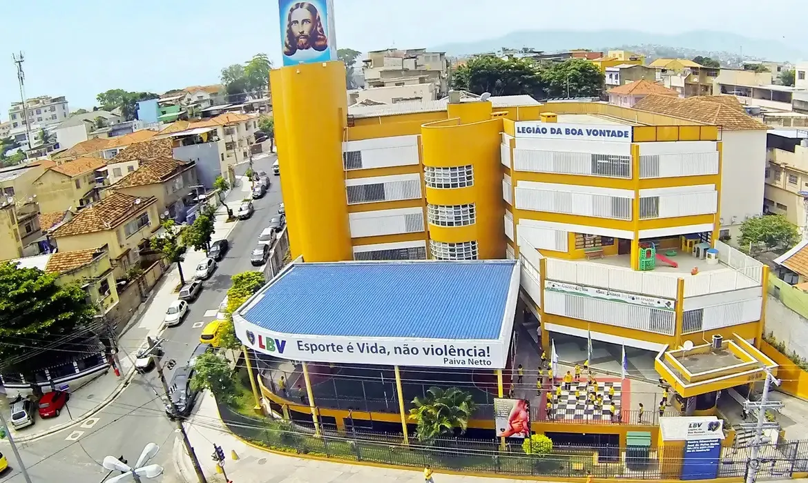 Menina de 13 anos é baleada em escola na zona norte do Rio